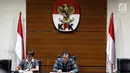 Wakil Ketua KPK Saut Situmorang dan Kabiro Humas Yeyek Andriati saat keterangan pers terkait dugaan suap Pejabat Kementerian PUPR yang melibatkan 21 orang sebesar Rp 429 milliar di Gedung KPK, Jakarta, Minggu (30/12) dini hari. (Liputan6.com/Johan Tallo)
