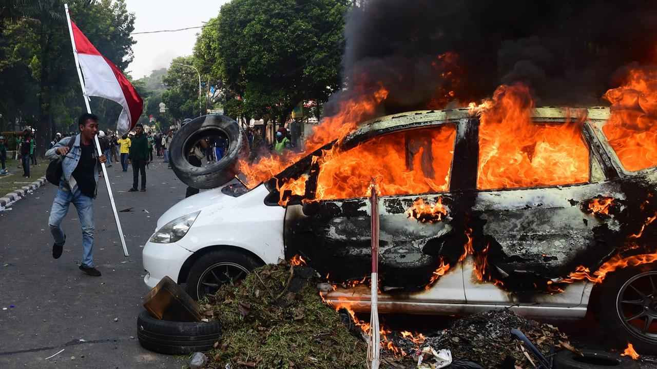 VIDEO: Kondisi Terkini Usai Kwitang Membara, Ada Bangkai Mobil & Pasukan TNI AD AL Siaga