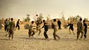 Keseruan tentara AS bermain American Football pada Thanksgiving di dalam pangkalan militer AS di Qayyara, selatan Mosul, Irak (24/141). (REUTERS/Thaier Al-Sudani)