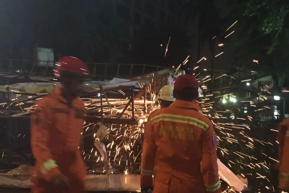 [Bintang] Baliho Roboh