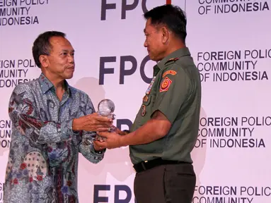 Panglima TNI Jenderal Moeldoko menerima penghargaan dari Foreign Policy Community of Indonesia (FPCI), Jakarta, Jumat (12/6/2015). FPCI menilai Moeldoko telah ikut andil menjaga perdamaian dunia. (Liputan6.com/Yoppy Renato)