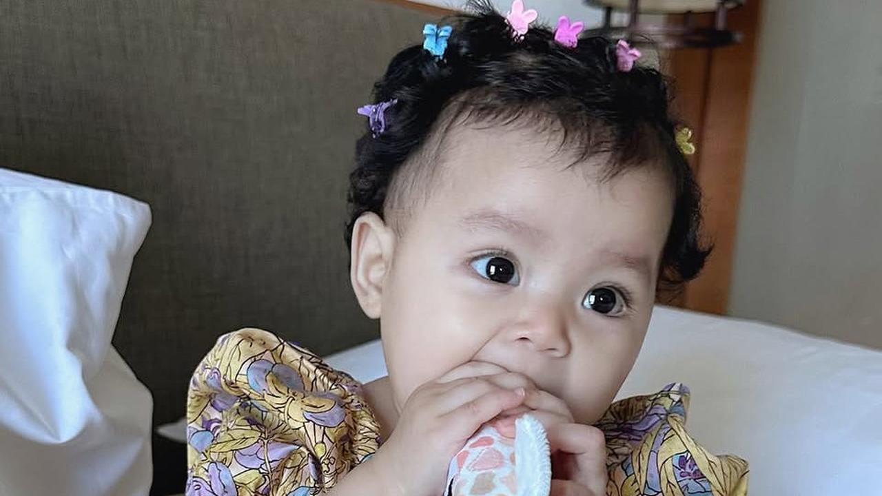5 Potret Alesha Anak Larissa Chou Tampil Cantik dan Menggemaskan dengan Jepit Rambut, Outfitnya Juga Kece