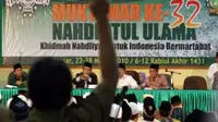 Interupsi pada pimpinan sidang saat sidang pertama pembahasan tata tertib Muktamar NU ke 32 di Asrama Haji Sudiang Makassar, Selasa (23/3).(Antara) 