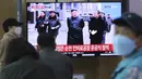 Orang-orang menonton TV yang menunjukkan gambar Pemimpin Korea Utara Kim Jong-un selama program berita di Stasiun Kereta Api Seoul, Seoul, Korea Selatan, Sabtu (2/5/2020). Isu kesehatan Kim muncul ketika dia tidak hadir pada perayaan ulang tahun Kim Il-sung pada 15 April. (AP Photo/Ahn Young-joon)
