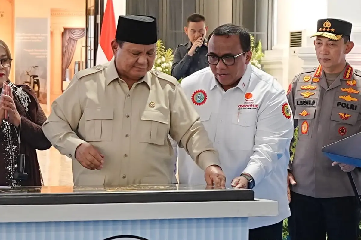 Presiden Prabowo Subianto bersama Presiden Konfederasi Serikat Pekerja Seluruh Indonesia (KSPSI) sekaligus Penasihat Kapolri Bidang Ketenagakerjaan Andi Gani Nena Wea.