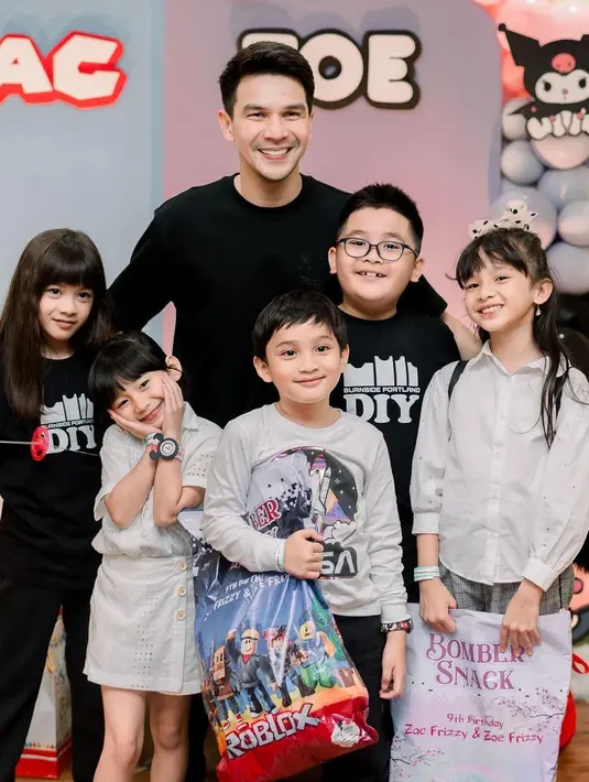 <p>Dhena mantan istri Ijonk kepada awak media di kawasan Tendean mengaku ikut senang melihat inisiatif mantan suaminya merayakan ulang tahun anaknya. Kalau tahun ini bersama Papanya, tahun depan gantian merayakan bersama mamanya. [Instagram/ijonkfrizzy]</p>