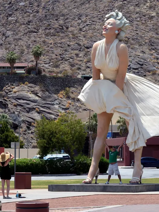 Bahkan, menurut beberapa pihak Monroe meninggal tidak disebebkan bunuh diri. Tetapi ada beberapa teori konspirasi yang menyelimuti. (Bintan/EPA)