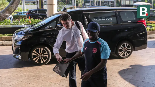 Foto: Momen Legenda Man City Shaun Wright-Phillips Sambangi SCTV Tower, Bawa Trofi Liga Inggris