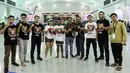 Ketua Umum IBCA-MMA Dwi Badarmanto (kelima kanan) berfoto dengan atlet Indonesia Beladiri Campuran Amatir (IBCA)-Mixed Martial Arts (MMA) saat Kejurnas IBCA-MMA 2022 di Gedung Serbaguna Antarikshe, Koopsud I, Halim Perdanakusuma, Jakarta, Kamis (4/8/2022). Sebanyak 300 atlet Indonesia Beladiri Campuran Amatir (IBCA)-Mixed Martial Arts (MMA) dari 21 provinsi di Indonesia ambil bagian dalam Kejuaraan Nasional (Kejurnas) IBCA-MMA 2022. (Liputan6.com/Johan Tallo)