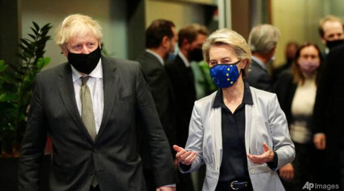Presiden Komisi Eropa Ursula von der Leyen (kanan) berbicara dengan Perdana Menteri Inggris Boris Johnson sebelum pertemuan di kantor pusat Uni Eropa di Brussel, Rabu, 9 Desember 2020. (Foto: Olivier Hoslet, Pool via AP)