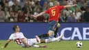 Pemain Spanyol, Andres Iniesta (kanan) melewati adangan pemain Tunisia, Ellyes Skhiri pada laga uji coba di Krasnodar stadium, Rusia, (9/6/2018). Spanyol menang 1-0. (AP/STR)