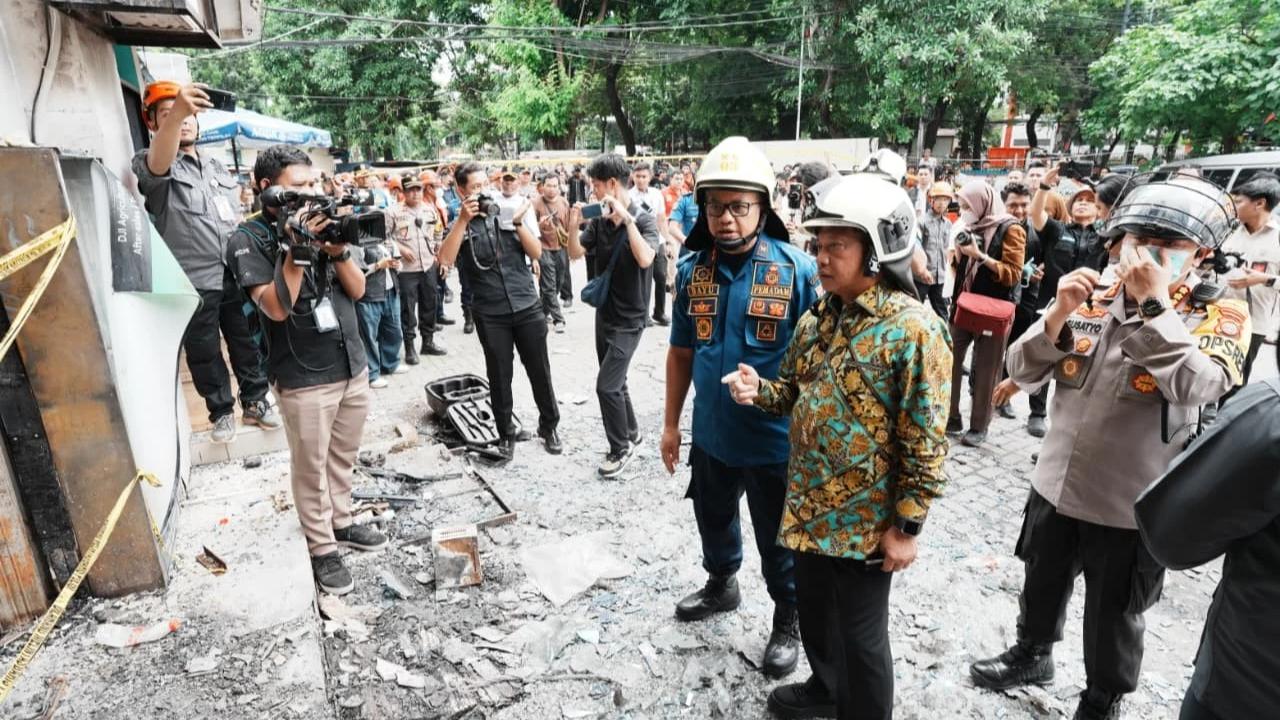 Mendagri Tito Karnavian meninjau lokasi kebakaran di Gedung Terra Drone, Kemayoran, Jakarta Pusat