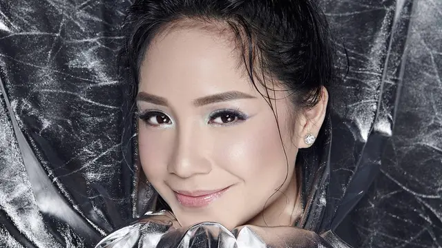[Bintang] Eksentrik Tetap Cantik, Nagita Slavina dengan Dandanan Super Nyentrik