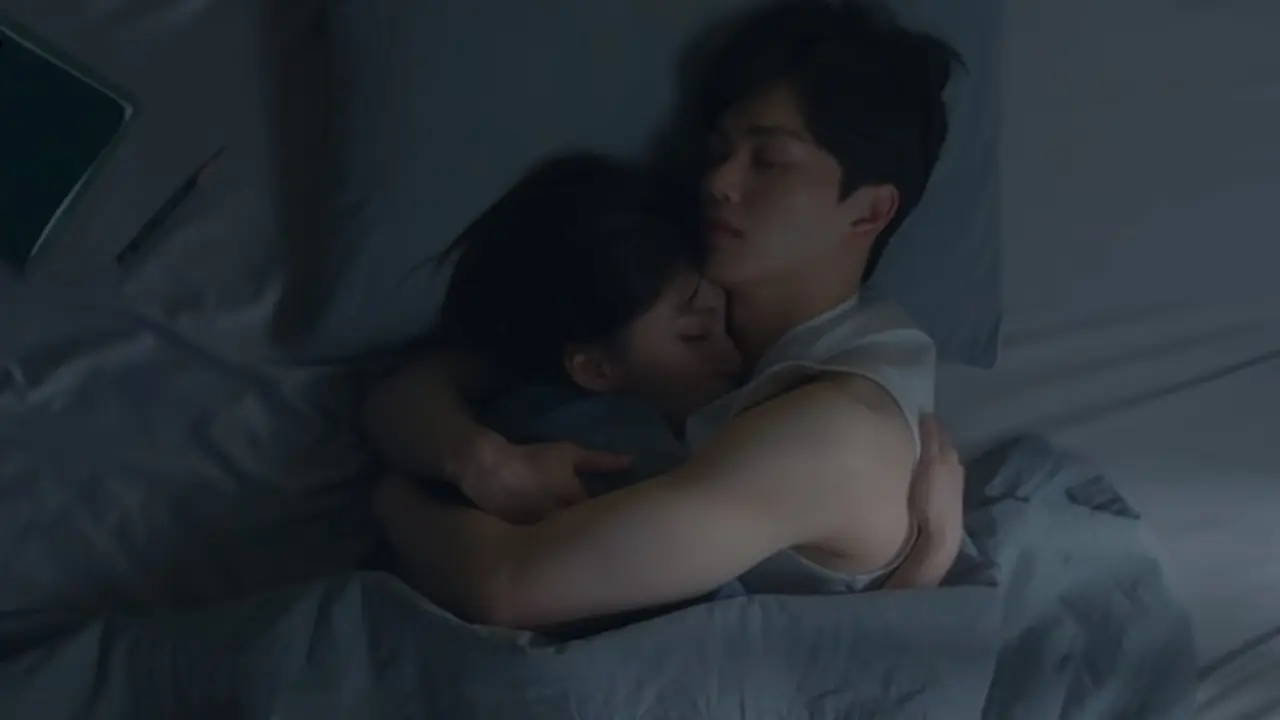 Song Kang dan Han So Hee di drama Nevertheless. Drama ini berkisah tentang percintaan rumit sepasang pemuda.