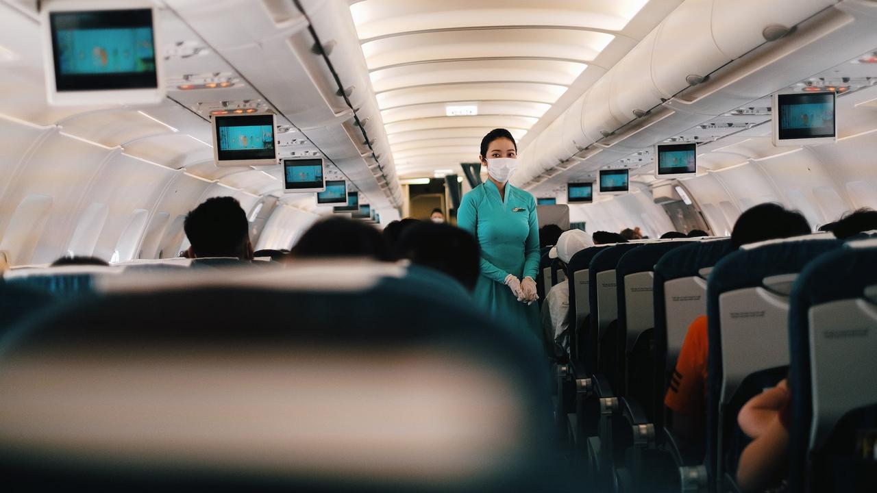 Aksi Borong Menu Kacang di Pesawat