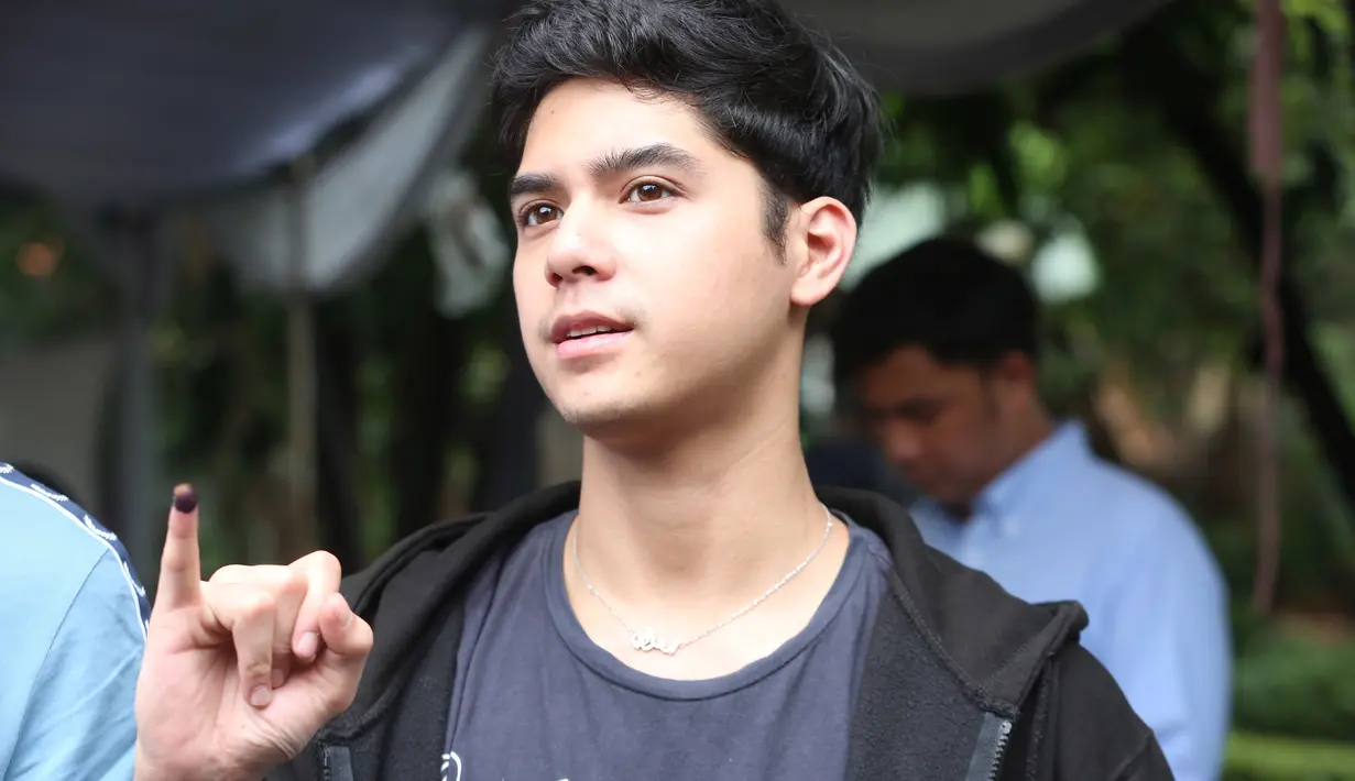 Sementara Al Ghazali juga sama gantengnya. Sebagaimana El, Al pun berpenampilan simple kala ke TPS [Kapanlagi/Budi Susanto]