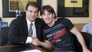 Romantika antara Joan Laporta (kiri) dengan Lionel Messi di masa lalu (AFP)