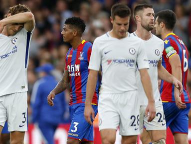 Para pemain Chelsea tampak lesu usai ditaklukkan Crystal Palace pada laga Premier League di Stadion Selhurst Park, Sabtu (14/10/2017). Crystal Palace menang 2-1 atas Chelsea. (AFP/Ian Kington)