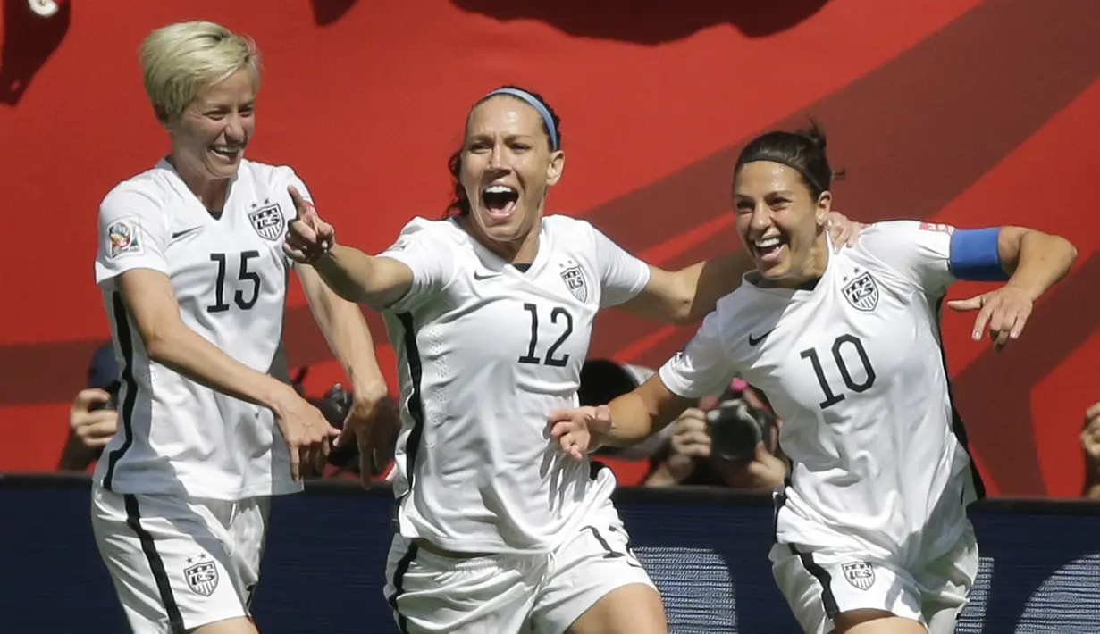 Carli Lloyd (kanan) merayakan gol yang dicetaknya ke gawang Jepang. Carli Lloyd mencetak hattrick dan terpilih sebagai pemain terbaik Piala Dunia Wanita 2015. (AP Photo/Elaine Thompson)