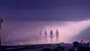 Setelah hampir dua tahun hiatus, BLINK dengan penuh semangat menyaksikan idolanya tampil kembali ke atas panggung. [Foto: Twitter/ @BLACKPINKGLOBAL via Koreaboo]