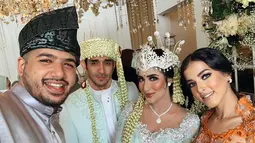 Tasya Farasya dan suami pun tampak hadir di pernikahan Tania Nadira. Sebelumnya, Tania juga hadir pada pernikahan Tasya 18 Februari 2018 silam. Pernikahan keduanya pun disebut sebagai pernikahan mewah yang menghabiskan dana miliaran rupiah. (Liputan6.com/IG/@tanianadiraa)
