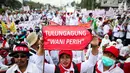 Massa dari Komite Nusantara Aparatur Sipil Negara (KNASN) menggelar aksi damai di depan Istana Negara, Jakarta, Rabu (19/7). Mereka mendesak pemerintah merevisi UU No 5 Tahun 2014 tentang Aparatur Sipil Negara (ASN). (Liputan6.com/Faizal Fanani)