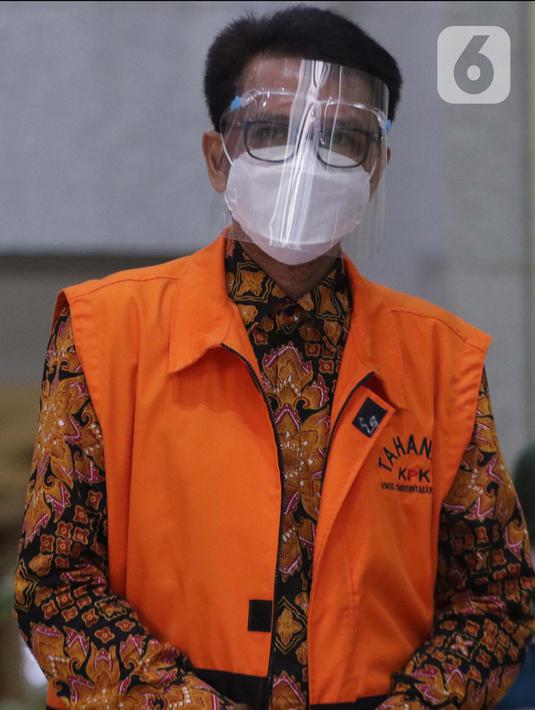 Gubernur Sulawesi Selatan non aktif, Nurdin Abdullah usai pemeriksaan lanjutan di Gedung KPK, Jakarta, Kamis (3/6/2021). Nurdin Abdullah diperiksa terkait dugaan suap dan gratifikasi pengadaan barang dan jasa pembangunan infrastruktur di Pemprov Sulsel 2020-2021. (Liputan6.com/Helmi Fithriansyah)