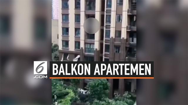 Tidak ada orangtua di rumah, seorang anak ditemukan bergelantung di balkon apartemen. Ini terjadi di sebuah apartemen di Singapore.