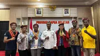 Pj Gubernur Papua Selatan Apolo Safanpo menerima kedatangan DPC Perhimpunan Mahasiswa Katolik Republik Indonesia (PMKRI) Merauke di kantornya, Jumat (22/3) (Istimewa)
