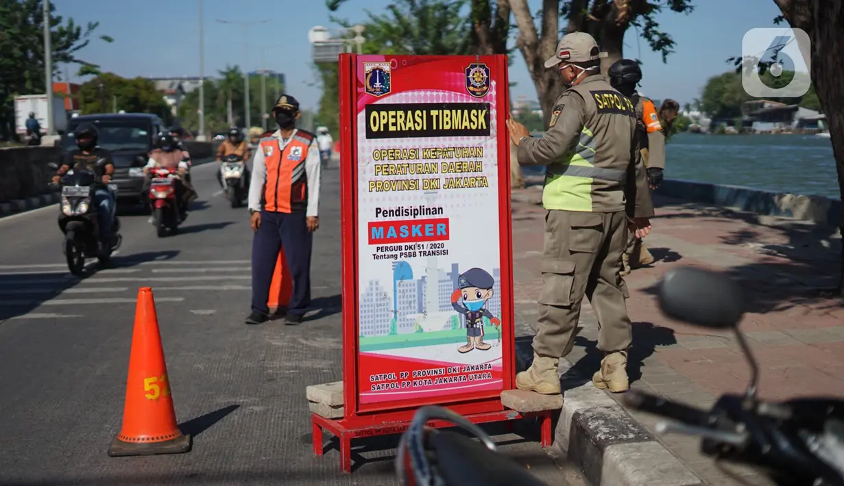 Petugas gabungan Satpol PP dan Dinas Perhubungan menggelar operasi kepatuhan disiplin masker di kawasan Waduk Sunter, Jakarta, Selasa (8/9/2020). Operasi yang rutin diadakan setiap hari tersebut dilakukan guna menekan penyebaran COVID-19. (Liputan6.com/Immanuel Antonius)