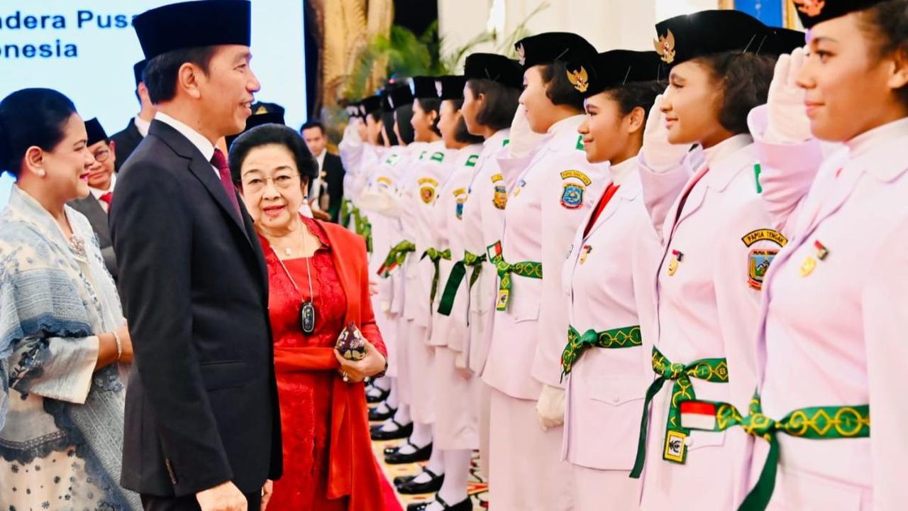 Bahkan, ia tidak menyangka latihannya saat membawa baki bendera pusaka dilihat langsung oleh Presiden Jokowi dan Ibu Iriana.