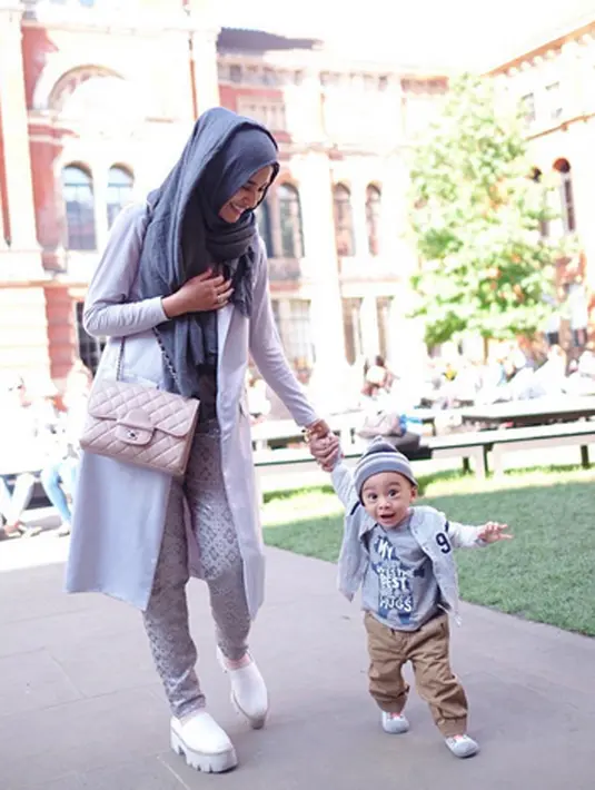 Perjalanan seru Shireen Sungkar di London tidak hanya sendiri, ia ditemani sang buah hati, Teuku Adam Al Fatih. (via instagram/@shireensungkar)