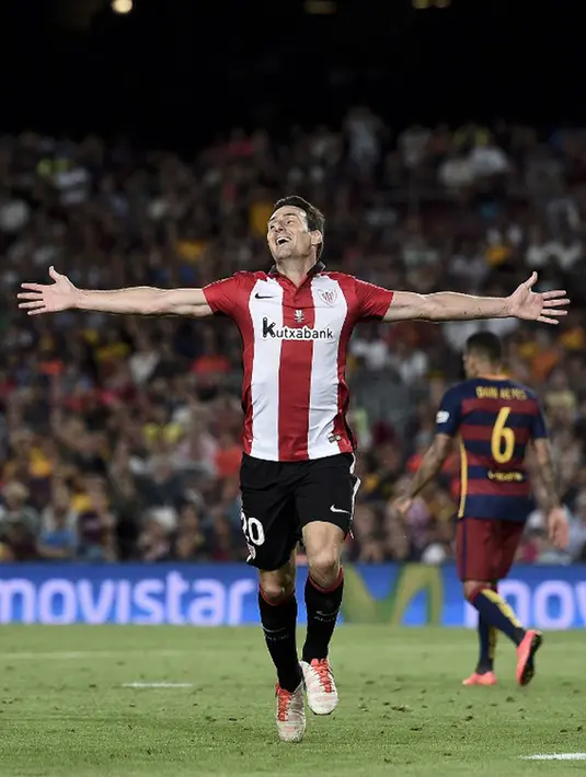 Penyerang Athletic Bilbao, Aritz Aduriz melakukan selebrasi usai mencetak gol ke gawang Barcelona di leg kedua Piala Super Spanyol di stadion Camp Nou, Barcelona, Spanyol, (18/8/2015).  Athletic Bilbao menang dengan agregat akhir 1-5. (AFP/JOSEP LAGO)