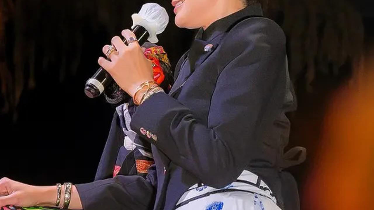 Foto Luna Maya Nonton Wayang di Hari Jadi Purwakarta, Tampil Memukau