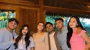 Sempurnakan tampilan, Mahalini Raharja jinjing tas Chanel Flapbag hitam dan heels putih dari Miu Miu [@mahaliniraharja]