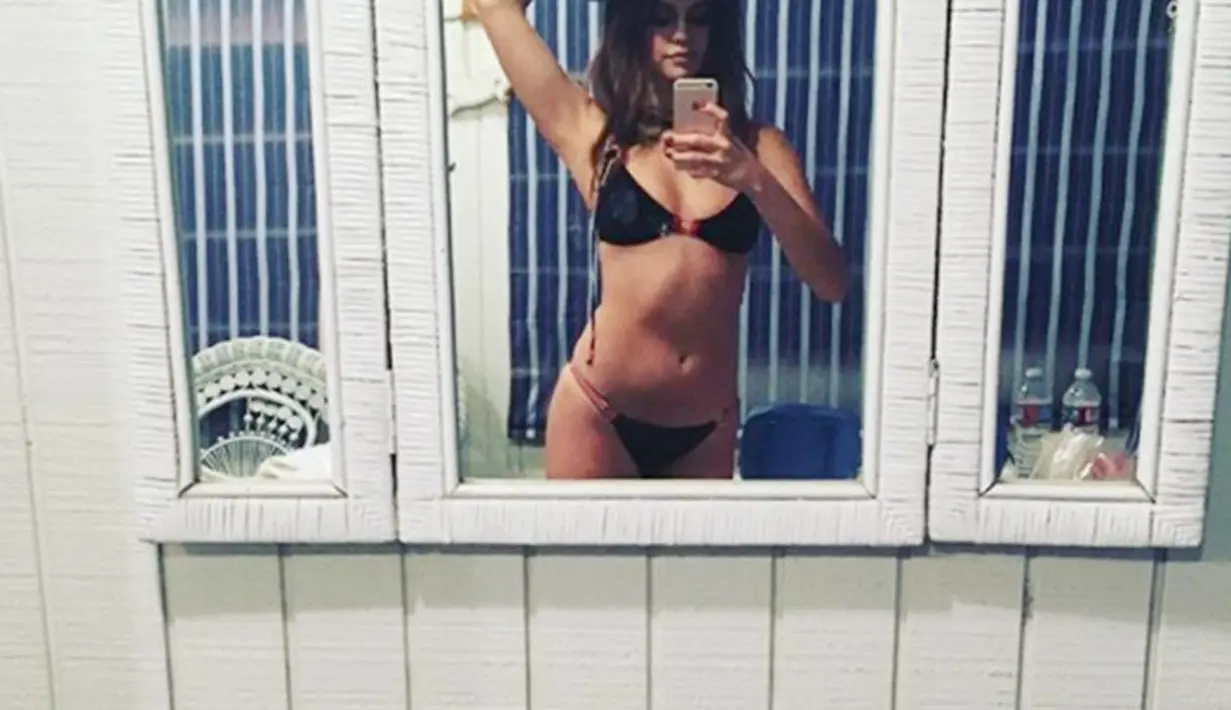 Selena Gomez pun sempat mengunggah fotonya berbikini dengan gaya mirror selfie.(instagram/selenagomez)