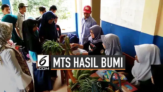 Daftar Ulang MTS Pakis Murid Bawa Hasil Bumi