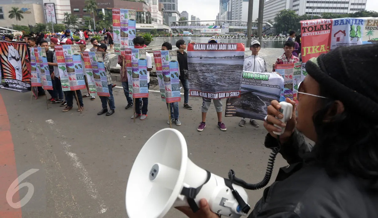 Sejumlah aktivis melakukan aksi bertajuk "Reklamasi Teluk Benoa Bali Harga Mati" saat Car Free Day, Jakarta, Minggu (20/3/2016). Mereka mendukung revitalisasi karena memberi banyak keuntungan kepada warga Bali. (Liputan6.com/Johan Tallo)