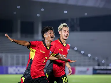 Pemain Timor Leste U-20, Luis Figo (kiri) melakukan selebrasi setelah mencetak gol ke gawang Timnas Indonesia U-20 pada laga Grup F Kualifikasi Piala Asia U-20 2025 di Stadion Madya, Senayan, Jakarta, Jumat (27/09/2024). (Bola.com/Bagaskara Lazuardi)