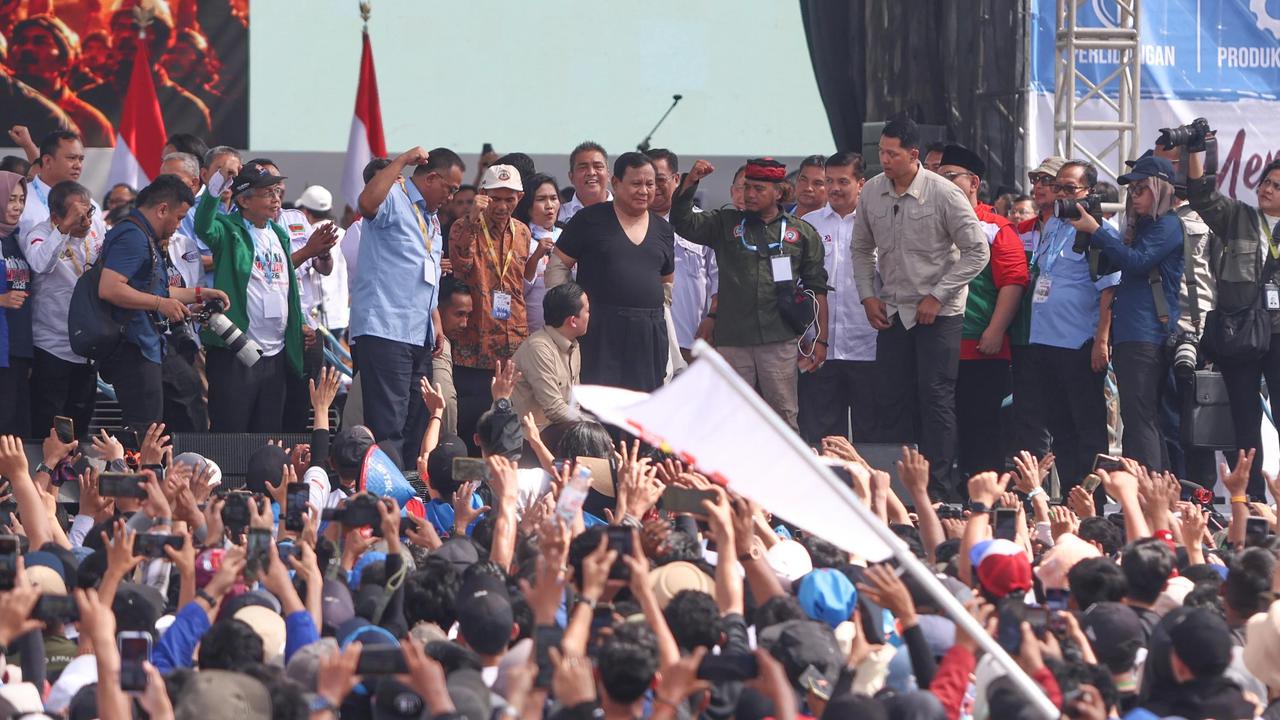 FOTO: Aksi Prabowo Lepas Baju  dan Membagikannya di Hadapan Buruh pada May Day 2026 di Monas