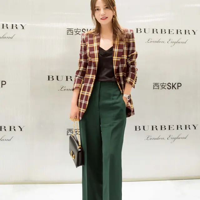 Gaya berpakaian Zhao Wei yang dihapus jejak digitalnya oleh Pemerintah China. (Instagram/ vicki_zhaowei)