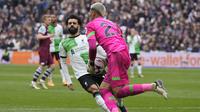 Kiper West Ham United, Alphonse Areola berhasil mengamankan bola dari ancaman striker Liverpool, Mohamed Salah pada laga pekan ke-35 Premier League 2023/2024 di London Stadium, London, Sabtu (27/4/2024). (AP Photo/Kin Cheung)