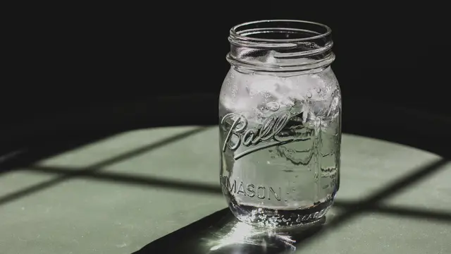 Mengatasi mata bengkak dengan bahan di rumah