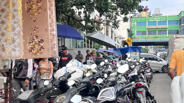 Salah satu titik parkir liar di Pasar Tanah Abang. (Liputan6/Nur Azmi)
