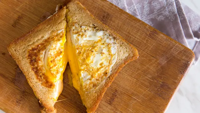 Roti Keju Telur 1/2 Matang, Buat yang Jam Segini Masih Terjaga