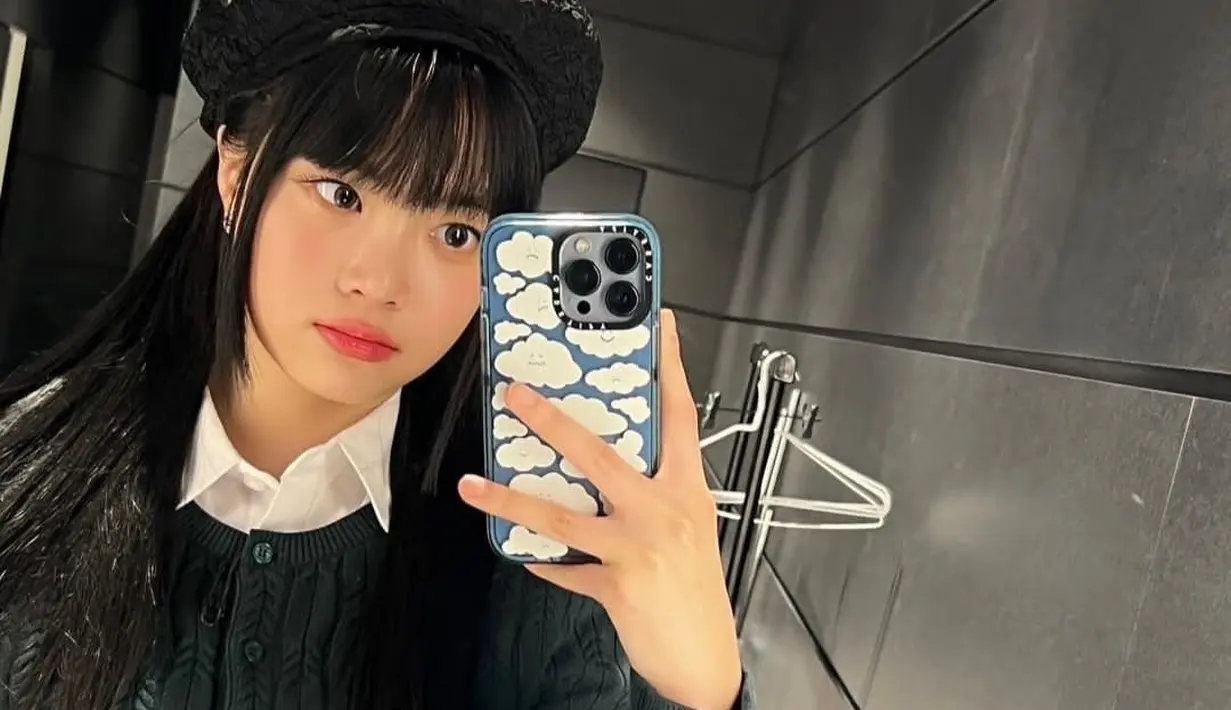 Perpaduan outift dari member termuda ini cocok dipakai saat acara ngopi bersama keluarga. Knitted cardigan yang dipadu dengan plaid skirt membuatmu tampak seperti anak manis kesayangan keluarga. Kamu bisa memberi gaya ponytails pada rambut serta menambahkan beret hat sebagai aksesoris pelengkap. [@hhh.e_c.v]