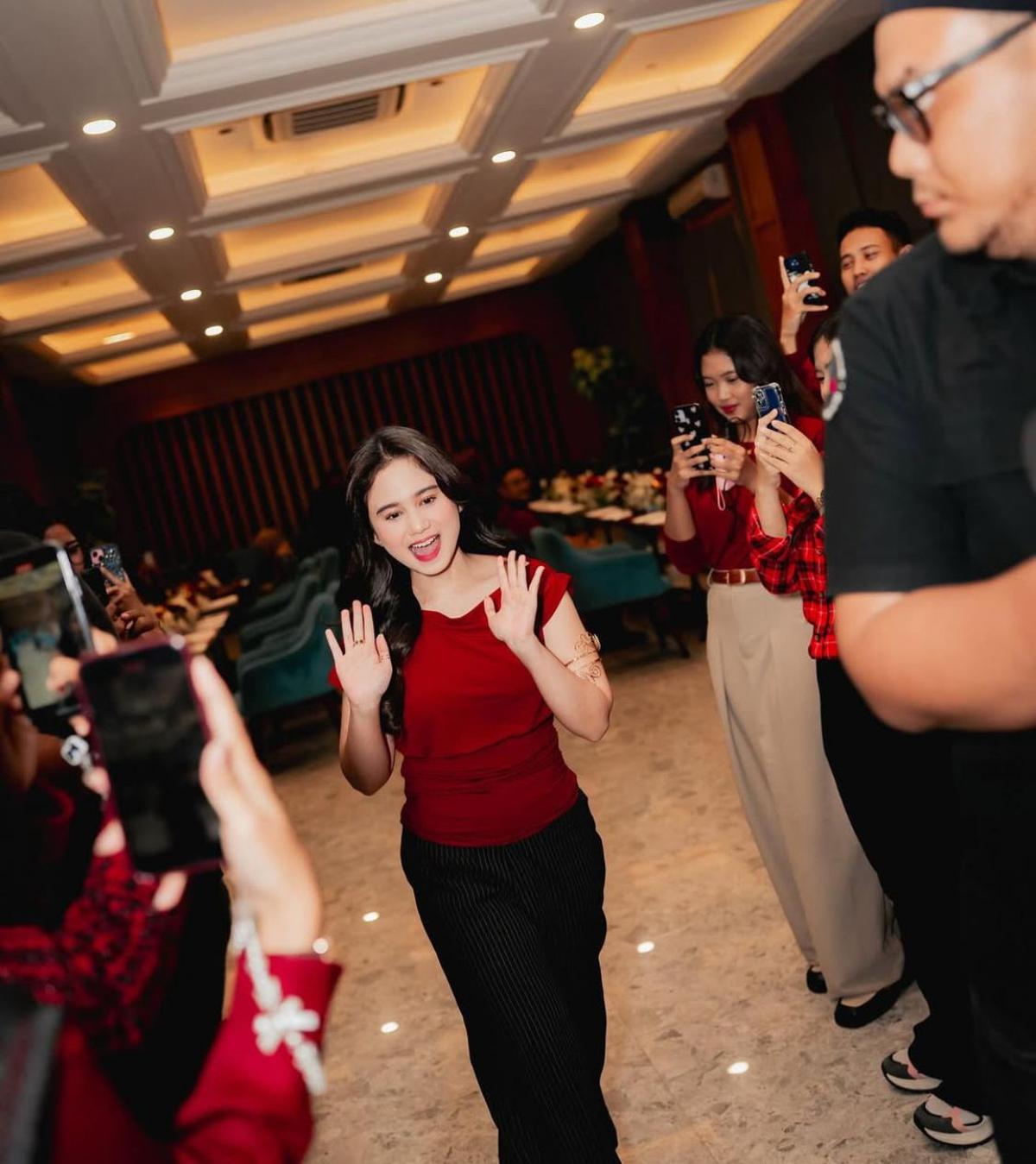 Potret Tissa Biani Memukau di Launching Film '7 HARI UNTUK KESHIA', Busana Merah yang Memesona