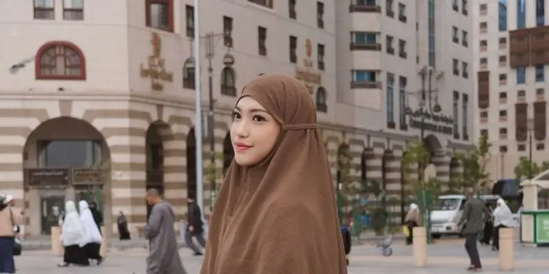 Potret Dewi Paramita Pakai Hijab