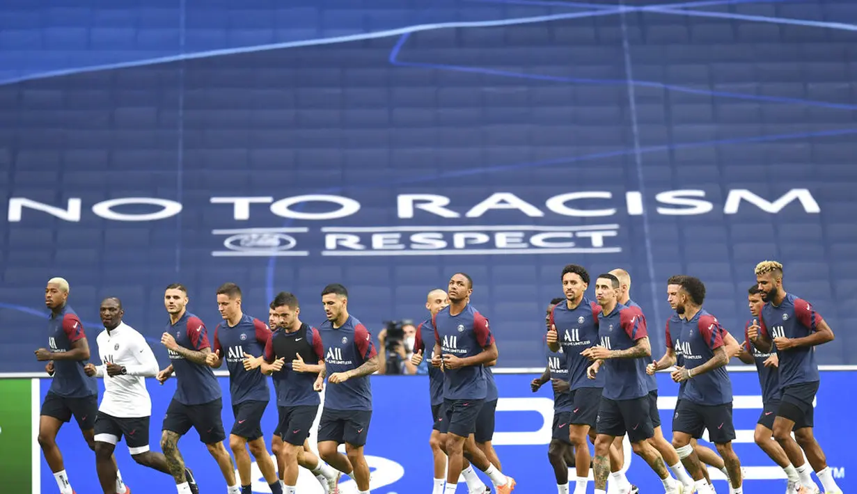 Para pemain PSG melakukan pemanasan selama sesi latihan di stadion Luz di Lisbon, Selasa (11/8/2020). PSG akan bertanding melawan Atalanta pada perempat final Liga Champions di stadion Da Luz, Lisbon, Portugal. (David Ramos / Pool via AP)