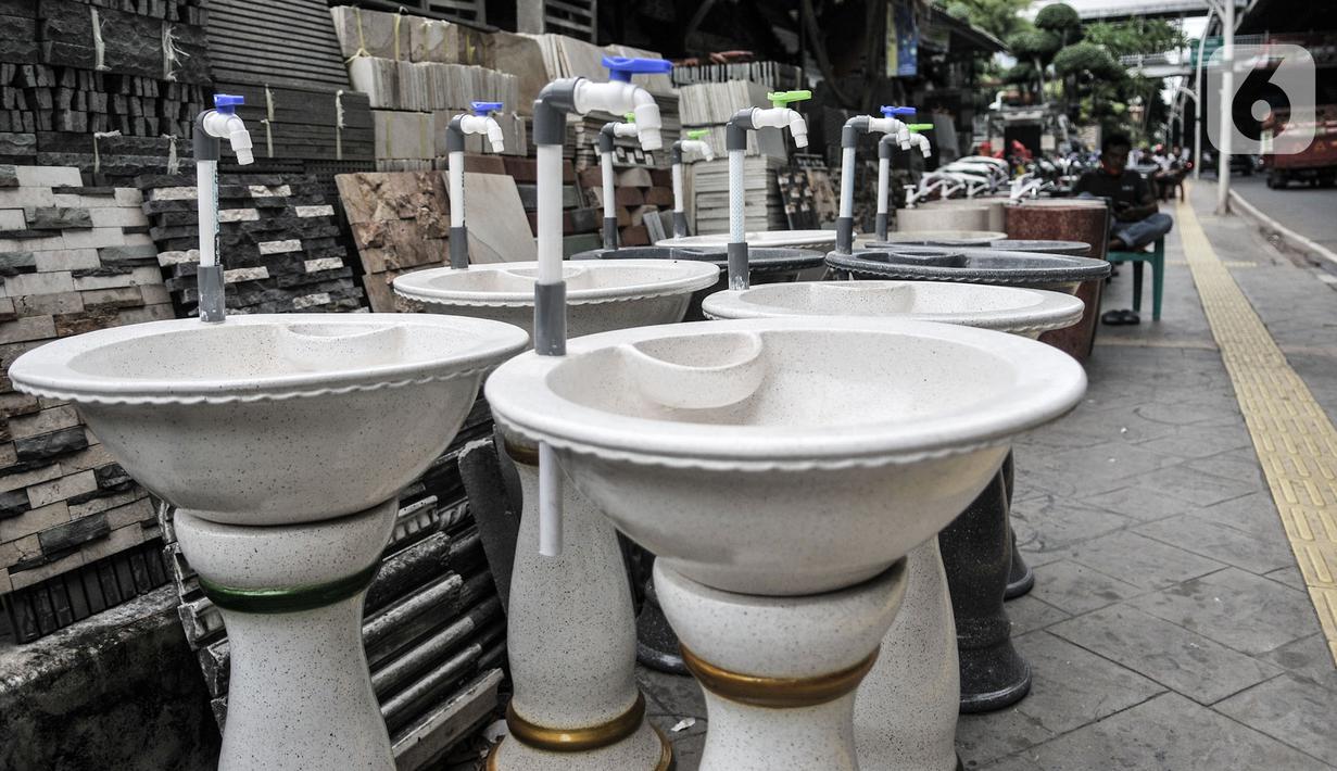 Berbagai jenis wastafel batu alam yang dijajakan di Jakarta, Rabu (15/7/2020). Merebaknya pandemi Covid-19 di Jakarta ternyata membawa berkah bagi Awan (30) dan pengrajin batu alam lainnya dengan membuat dan menjual wastafel batu alam sejak ramainya kampanye New Normal. (merdeka.com/Iqbal Nurgoho)